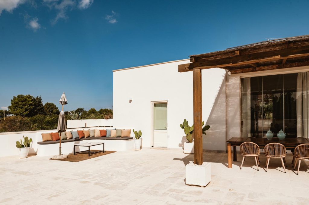 Terrazza di una villa in Puglia con pergolato e zona relax