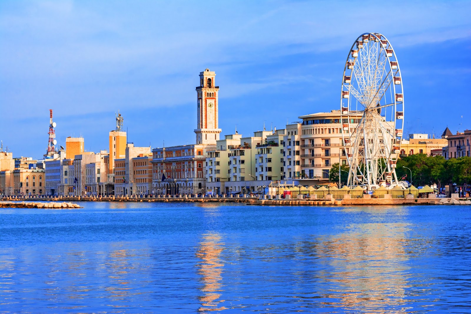 Lungomare con ruota panoramica nella sezione partenze da Bari